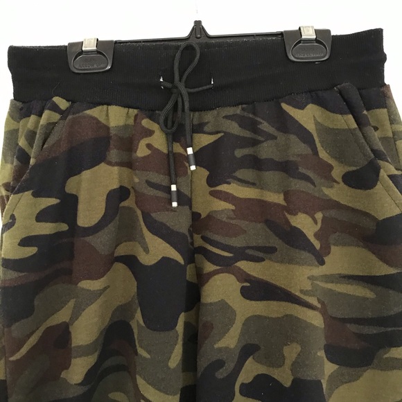 Green camo Fashion Nova casual pant - Picture 2 of 6